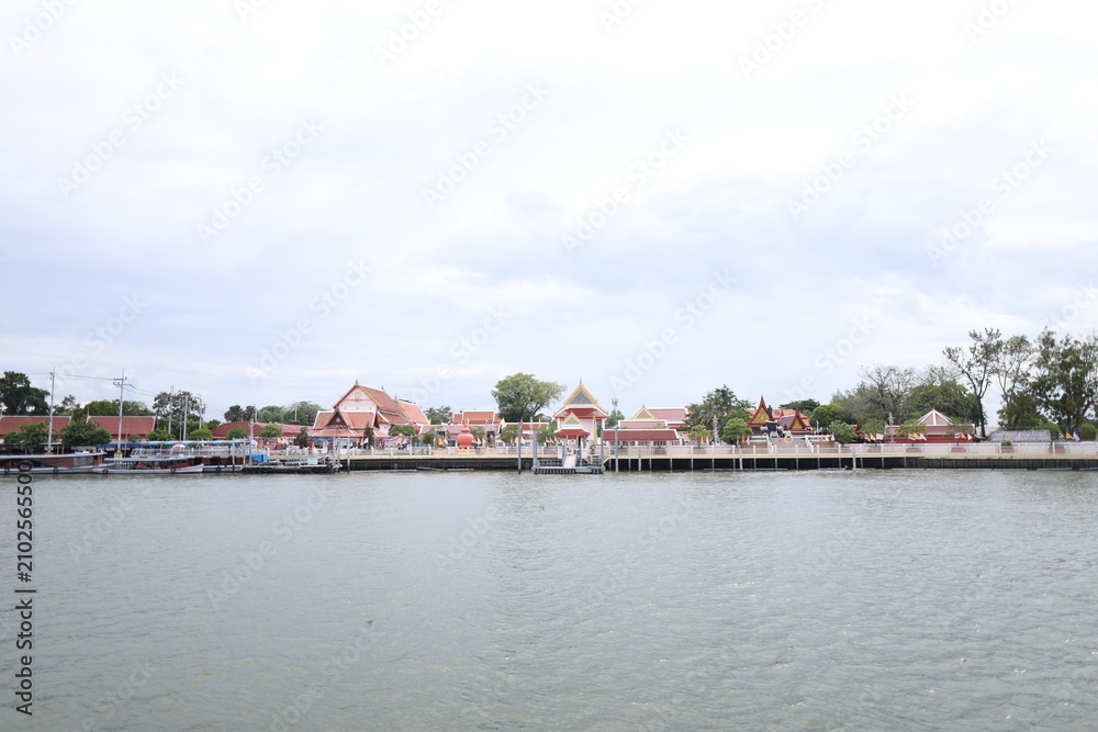 Obraz premium Traditional Thai Temple Complex Along the Chao Phraya River Waterfront