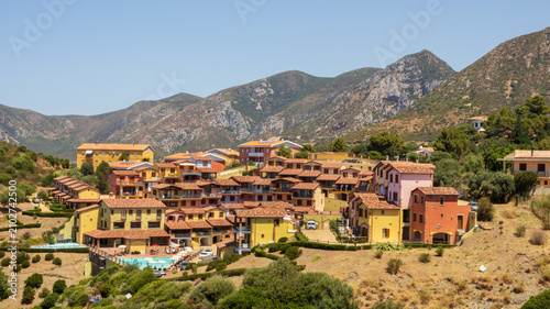 Foto The houses are clustered on a single hillock