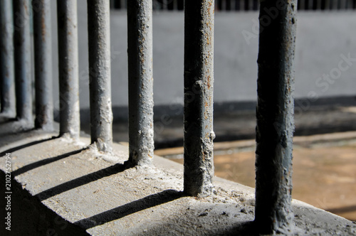 Fotografía Close-up of sturdy steel prison bars commonly used as a security barrier in correctional facility cells, symbolizing confinement, security, justice, and incarceration