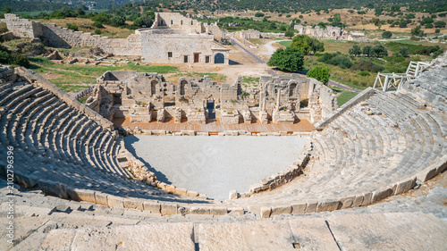 Foto Wide angle perspective looking down into the massive bowl of an ancient stone am