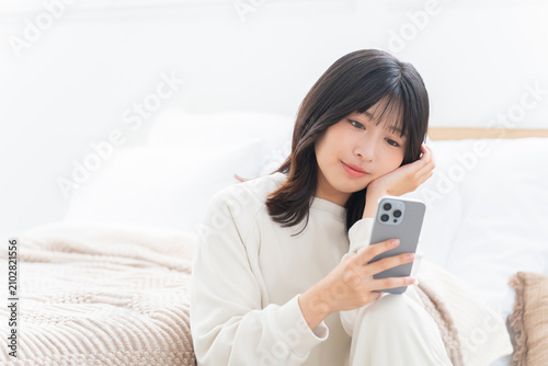スマホを使う女性