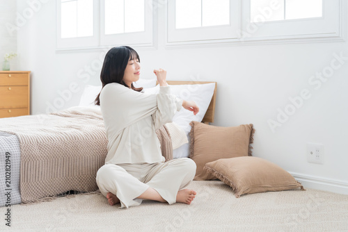 Slika na platnu 寝室でストレッチする女性
