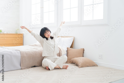 Obraz na plátne 寝室でストレッチする女性
