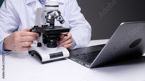 Fotografie Biologist in a white coat conducting laboratory research