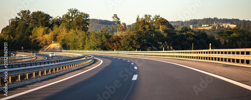 Virage gauche sur un pont d'autoroute
