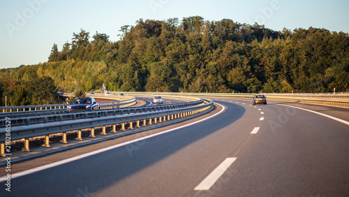 Foto Virage sur un pont d'autoroute en début de soirée