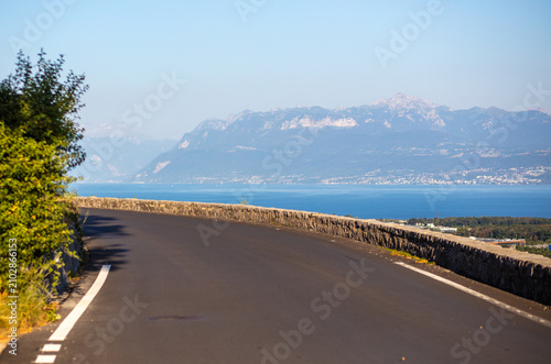 Vue du lac Léman depuis une route secondaire