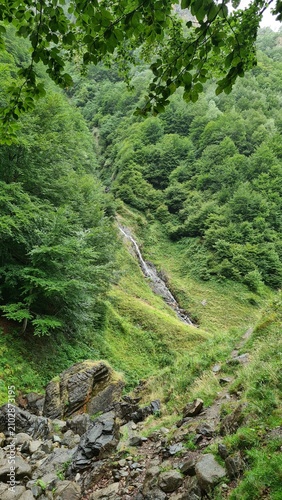 Fotografie Paysage des Pyrénées ariégeoises : une jolie petit cascade pyrénéenne dans le va