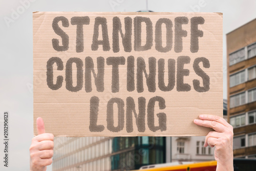 Foto "Standoff Continues Long" The impasse stretches on