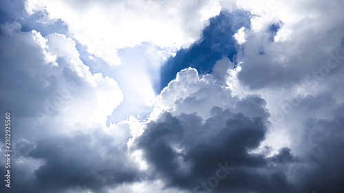 夏雲の隙間から差し込む光