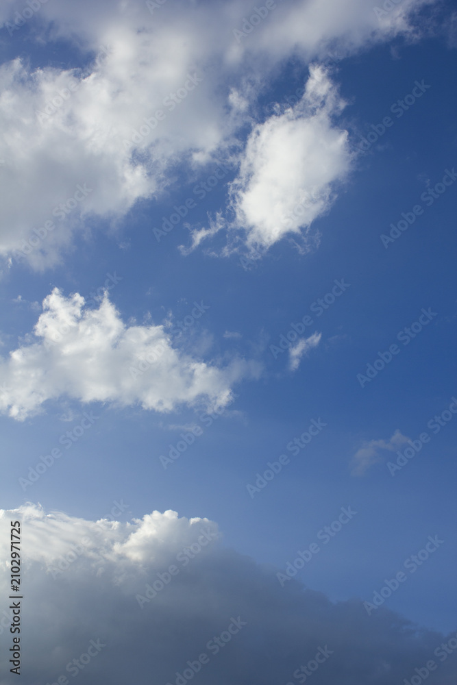 Fototapeta premium It is a blue sky with fluffy clouds.