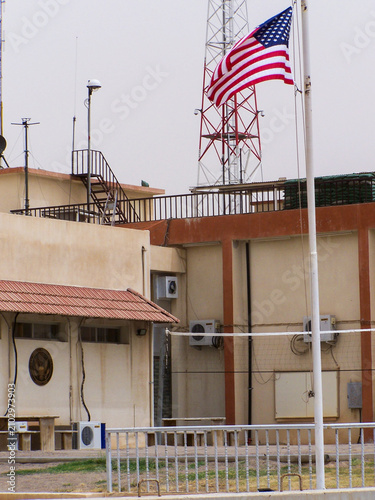 Foto American flag flying over a US State Department Regional Embassy Office in Kirku
