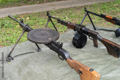 Cuadro en lienzo WW2 Soviet machine guns with round ammunition magazine
