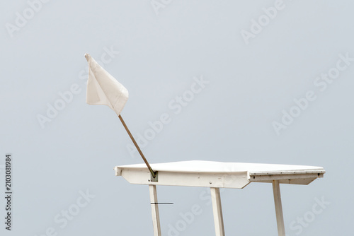 Canvastavla a white flag on the lifeguard tower, which allows swimming in the sea