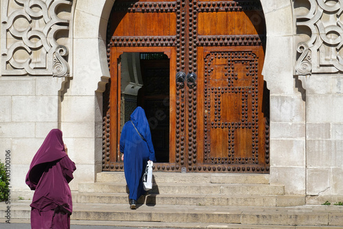 Des femmes de confession musulmane allant prier à la mosquée 