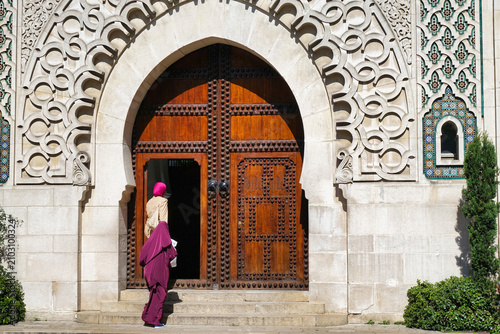 Des femmes de confession musulmane allant prier à la mosquée 
