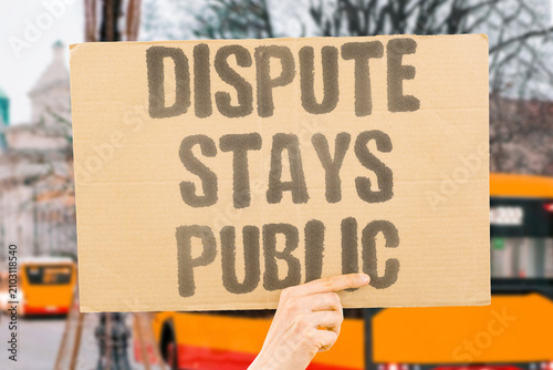 Fotografía "Dispute Stays Public" The fight remains visible