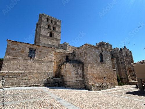 Fotografie Zamora cathedral historic landmark featuring romanesque architecture and bell to