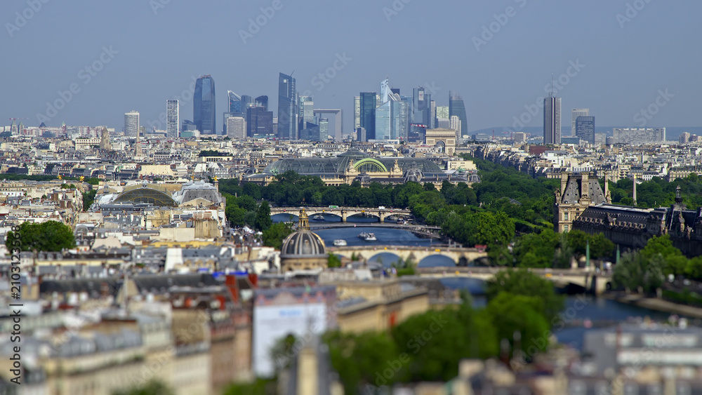 Fototapeta premium Panoramic Paris cityscape with the modern La Défense business district visible in the distance.