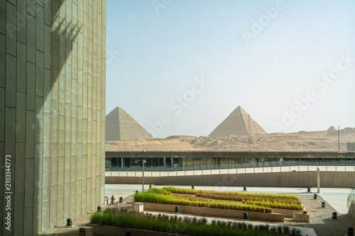 Foto A scenic view of the ancient Giza pyramids seen from the modern architecture of the Grand Egyptian Museum in Cairo, Egypt