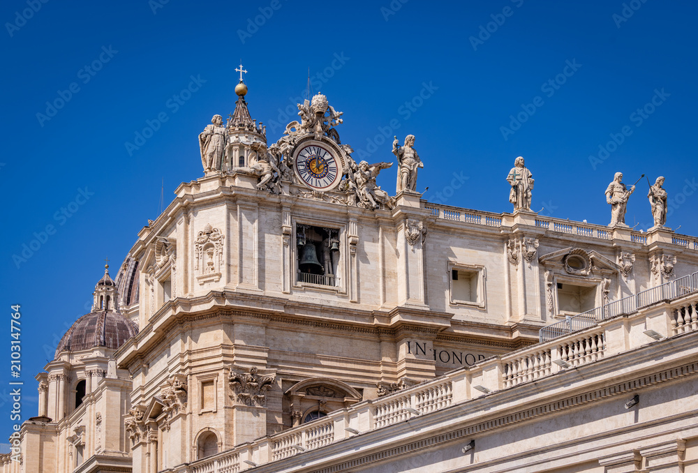Obraz premium Saint Peter's Basilica clock tower and statues, Vatican City