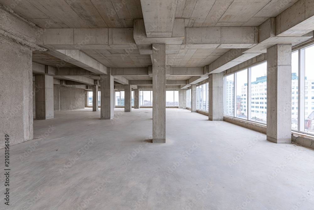Obraz premium The Empty Concrete Interior With Open Columns And Large Windows