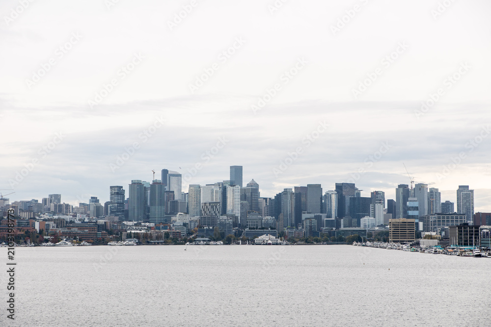 Obraz premium Seattle's skyline seen across the water on an overcast day