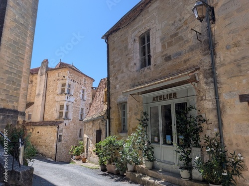 Принти на полотні Charming street view in the medieval village of Saint-Cyprien showing an artist