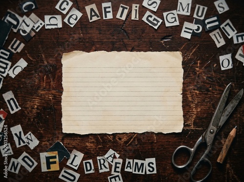 Fotografía Ransom Note Mockup Flatlay with Blank Yellow Paper Cutout Newspaper Letters and