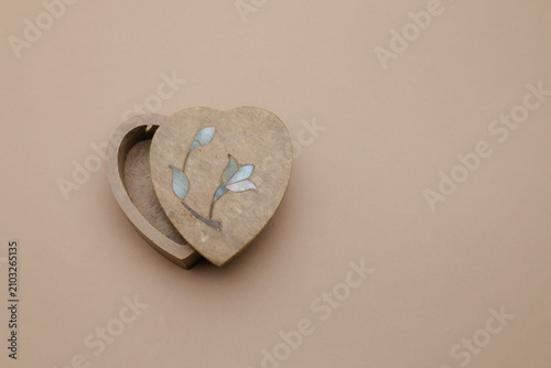 фотографія Heart-shaped keepsake box with mother-of-pearl inlay, a beautiful artisan craft