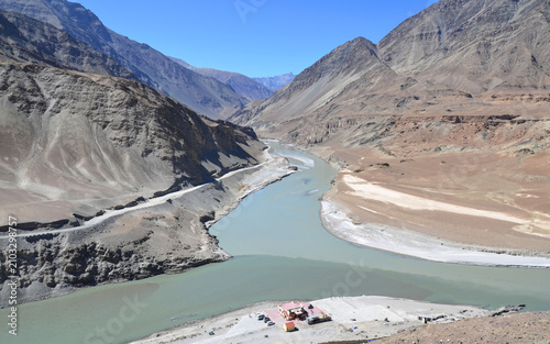 Konstfotografi Confluence of the Indus and Zanskar Rivers near Nimmu, Ladakh, India