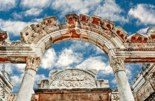 Bild auf Leinwand Historisches Farbfoto des markanten syrischen Torbogens des Hadrianstempel in der historischen, römischen Stadt Ephesus, Türkei in Unteransicht bei schönem Wetter,03
