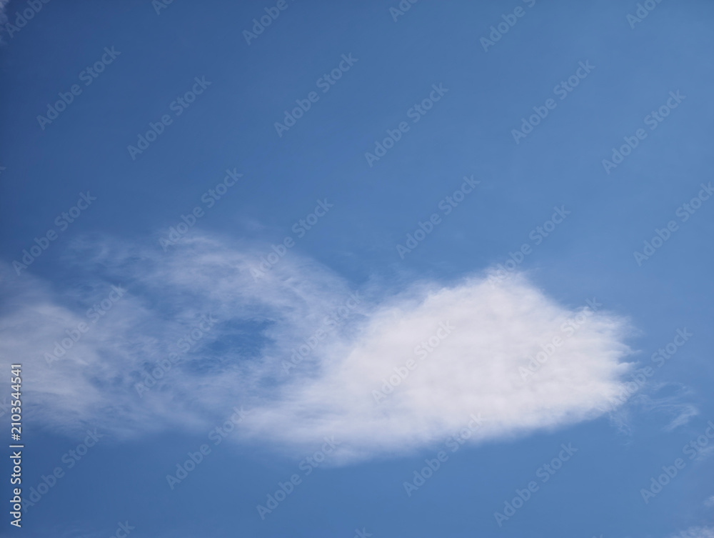 Obraz premium Wispy Cloud with Rich Texture and Blue Sky Gradient