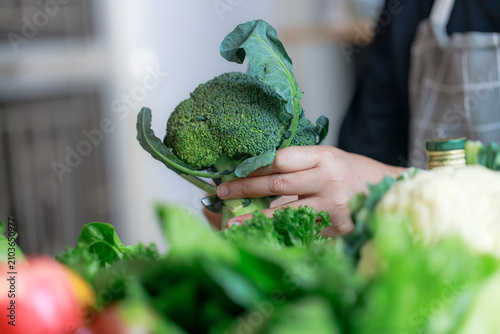 Foto Choosing Fresh Green Vegetables for Healthy Aging Lifestyle
