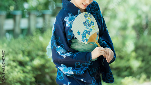 うちわを持つ浴衣姿の女性, Woman Wearing a Yukata Holding a Japanese Fan