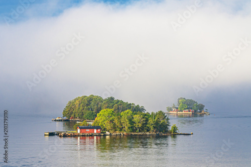 Insel mit Nebel im Schärengarten vor Stockholm, Schweden