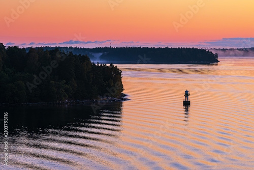 Inseln im Schärengarten mit Nebel und Sonnenaufgang vor Stockholm, Schweden