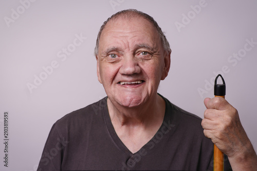 Foto portrait homme âgé avec balai pour ménage
