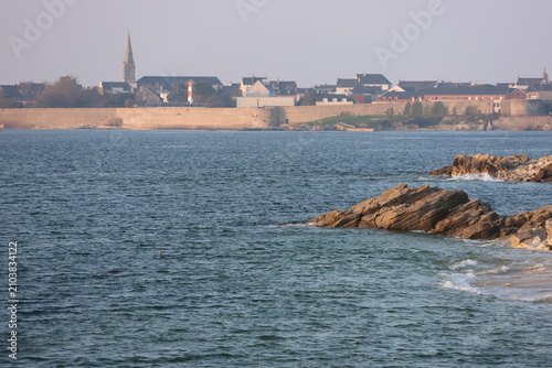Vue sur Port-Louis et ses fortifications à partir de Gâvres, pays de Lorient (Bretagne, Morbihan, France)
