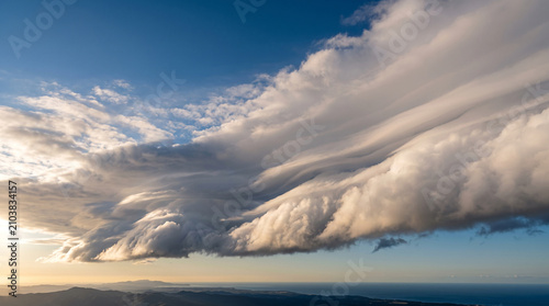 Konstfotografi Dramatic rolling cloud waves over ocean horizon