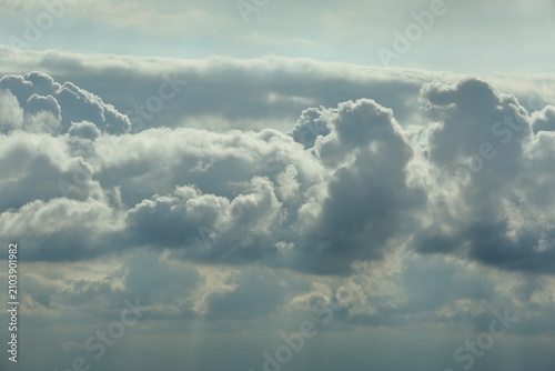 Obraz na płótnie 発達した積雲から降り注ぐ光芒 雲の下から広がる薄明光線 / Crepuscular rays from cumulus clouds: Divine god r