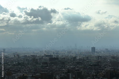 Canvastavla 発達した積雲から都市へ降り注ぐ光芒 雲の下から広がる薄明光線と都会の街並み / Crepuscular rays from cumulus clouds: Di