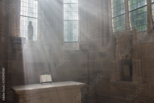 Photography Scène mystique dans une église catholique avec un halo de lumière des vitraux éc
