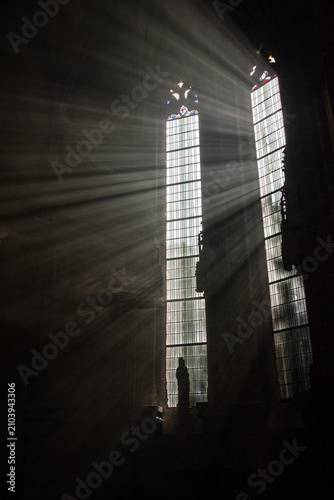Billede på lærred Scène mystique dans une église catholique avec un halo de lumière des vitraux éc