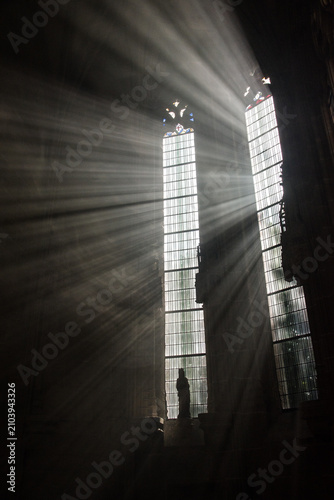 Obraz na plátne Scène mystique dans une église catholique avec un halo de lumière des vitraux éc
