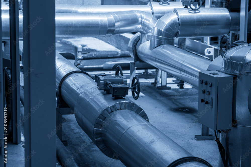 Naklejka premium Industrial Piping System in Blue Hue: A Study in Complexity and Functionality