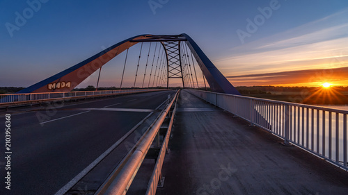 Sonnenaufgang über der Dömitzer Elbbrücke