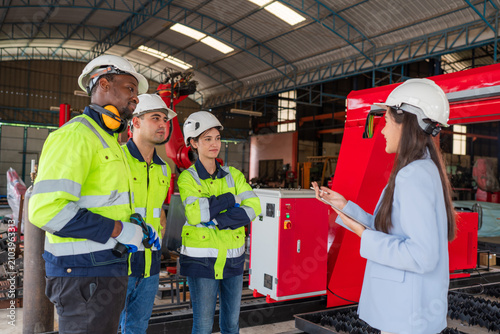 Φωτογραφία Chief Engineer  working Talking and planning optimization of production