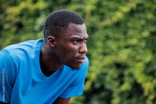 Canvas Print Young black man concentrating during intense fitness workout