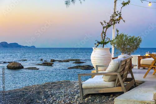 Foto Cozy seaside lounge terrace with comfortable seating with traditional amphora po